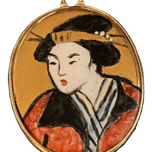 Artful, vintage, Asian motif pendant.